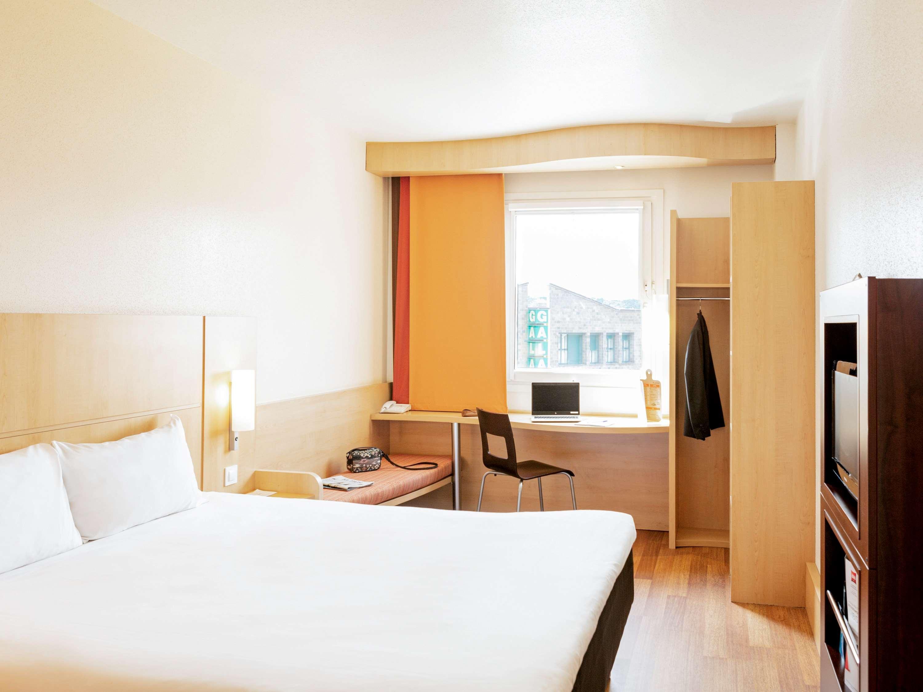 Ibis Oviedo Hotel Exterior photo