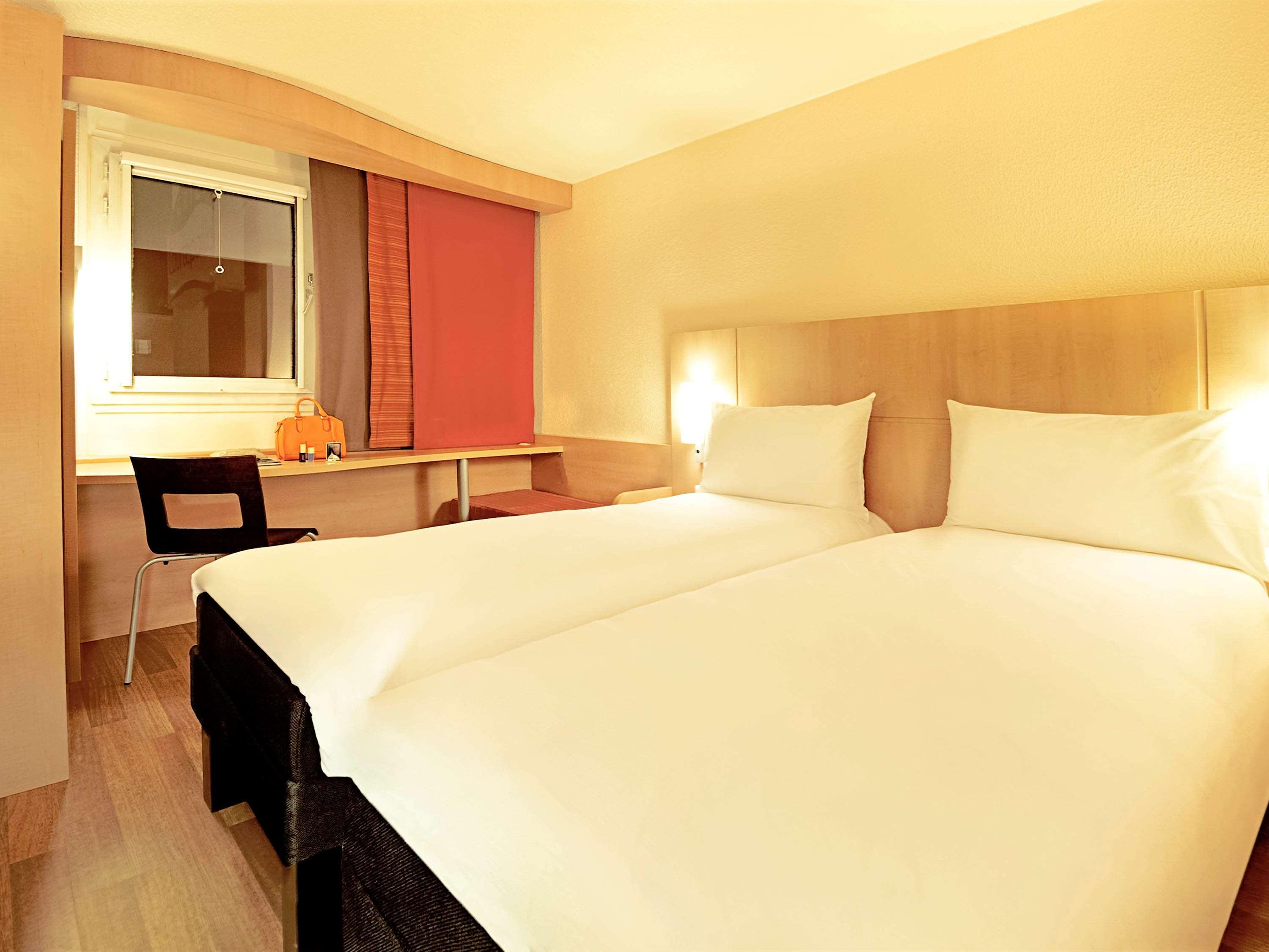 Ibis Oviedo Hotel Exterior photo