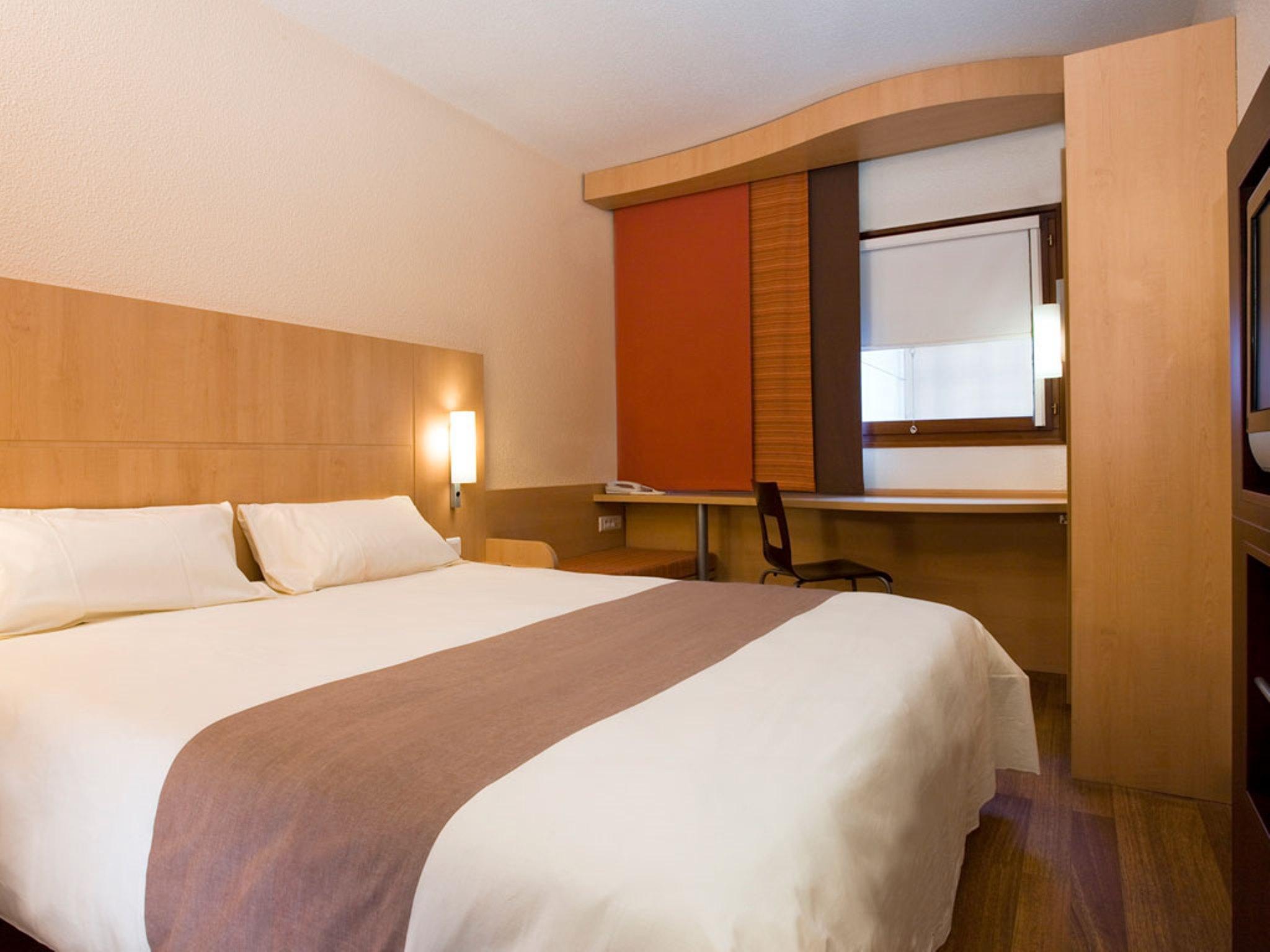 Ibis Oviedo Hotel Exterior photo
